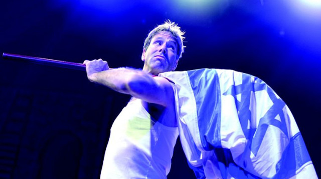 יאיר להמן מתוך ההצגה "הישראלי היפה" (צילום: דוד וינוקור)