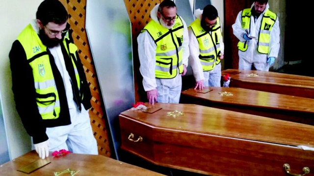 ארונותיהם של הנרצחים ב"היפר כשר" בפריז (צילום: זק"א)
