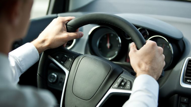 אדם נוהג ברכב (צילום: אינג'אימג')