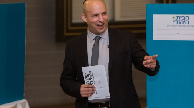 נפתלי בנט מצביע בפריימריז של הבית היהודי (צילום: יונתן סינדל, פלאש 90)