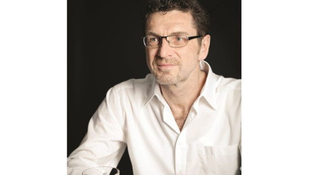 גבר שותה וויסקי בבר (צילום: ingimage/ASAP)