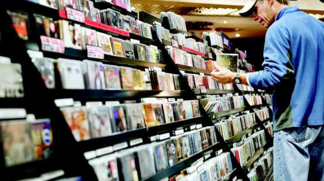 איש קונה דיסקים (צילום: רויטרס)