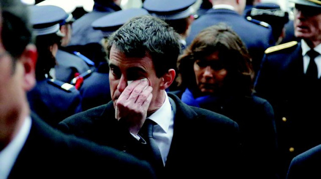 מנואל ולס, ראש ממשלת צרפת, בטקס לזכר השוטרים ההרוגים (צילום: רויטרס)