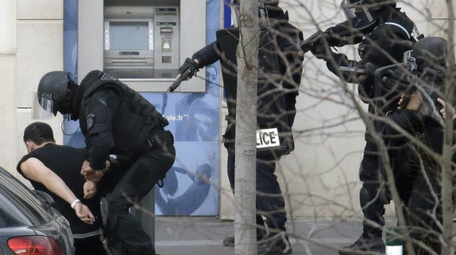 מעצר החמוש בסניף דואר ליד פריז (צילום: רויטרס)