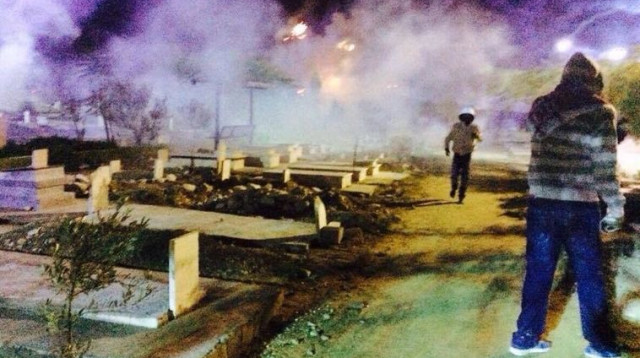 ריסוס הגז בבית העלמין ברהט (צילום: יאסר עוקבי)