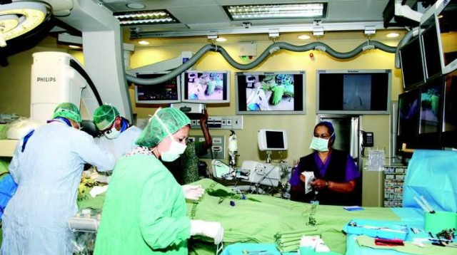 חדר הניתוח המיוחד בו התבצע ניתוח לב משולב צנתור (צילום: יחידת הצילום, שיבא)