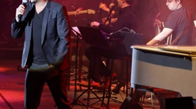 אייל גולן בהופעה בהיכל התרבות (צילום: אלוני מור)