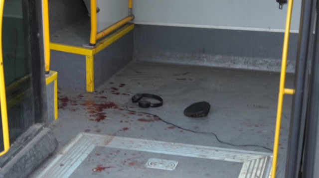 פנים האוטובוס בפיגוע בצומת מעריב (צילום: אבשלום ששוני)