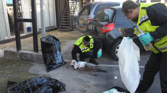 מתנדבי זק"א בזירת האירוע (צילום: אבשלום ששוני)