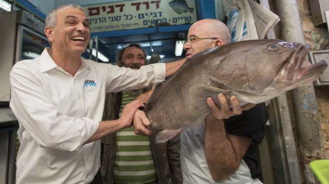 כחלון בשוק מחנה יהודה (צילום: פלאש 90)