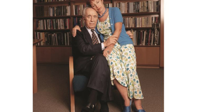 שמעון פרס ובתו ד"ר צביה ולדן, 1996 (צילום: ורדי כהנא)