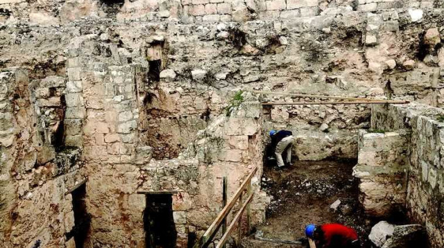 הארכיאולוגים באתר החפירה בכותל הדרומי (צילום: מיטל שרעבי)