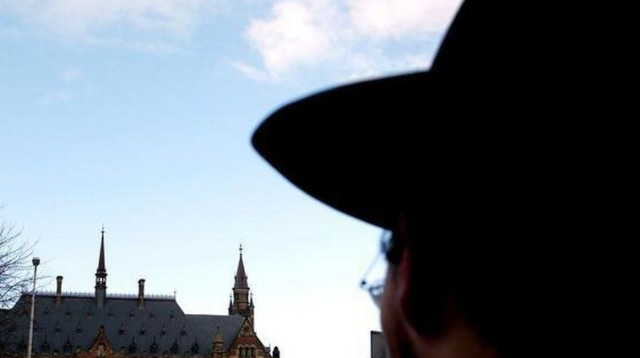 יהודי מביט על היכל השלום בהאג (צילום: רויטרס)