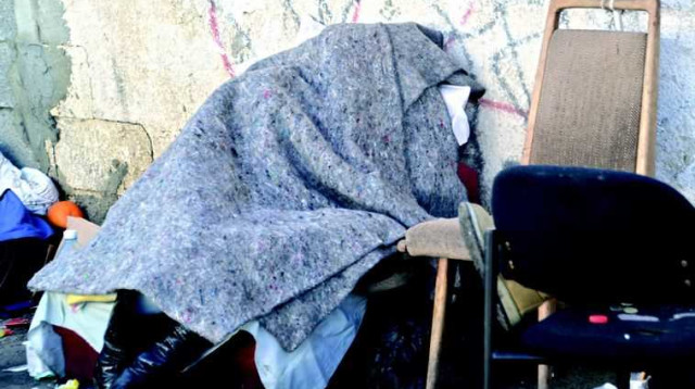 חסרת בית מחוץ למאהל (צילום: תמר דרסלר)