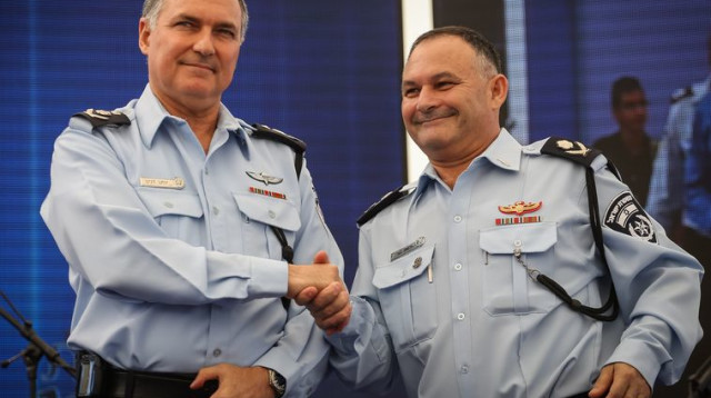 המפכ"ל, יוחנן דנינו, עם סגנו, ניסים מור (צילום: פלאש 90)