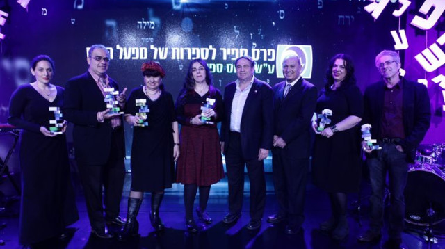 הזוכים בפרס ספיר, יחד עם עוזי דיין ואלי דדון (צילום: אלדד רפאלי, יח"צ)