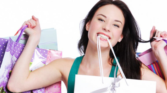 אשה עושה קניות  (צילום: אינגאימג)