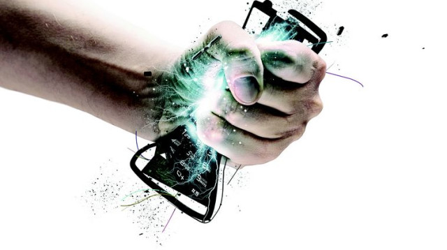 יד שוברת סמארטפון  (צילום: אינגאימג)