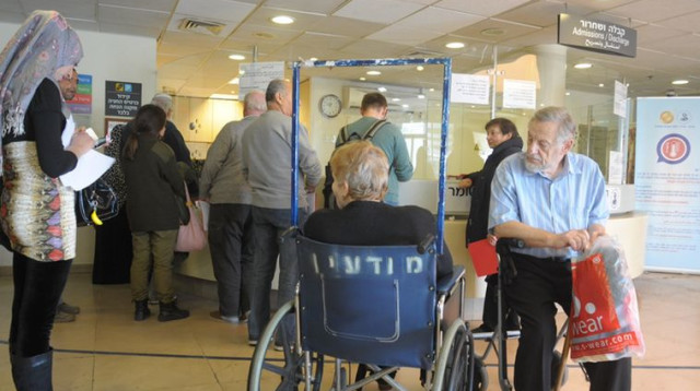 ממתינים בבית החולים תל-השומר (צילום: אבשלום ששוני)