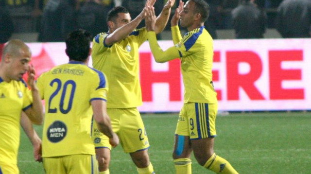 שחקני מכבי תל אביב חוגגים ניצחון בדרבי (צילום: עדי אבישי)