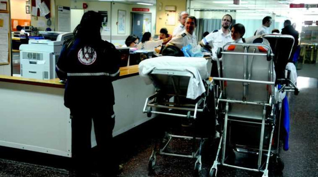 חדר מיון בבית חולים. למצולמים אין קשר לכתבה (צילום: אבשלום ששוני)