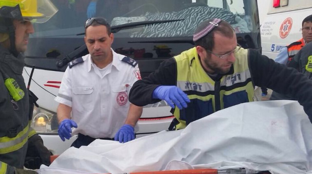 פינוי ההרוגים בתאונה בכביש 31 (צילום: יאסר עוקבי)