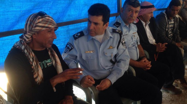 ניצב יורם הלוי מנחם את משפחת אל-עסיבי (צילום: יאסר עוקבי)