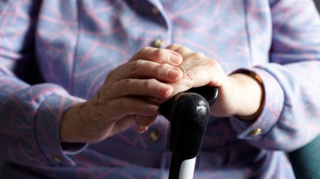 זקנה אילוסטרציה זיקנה מקל הליכה אישה מבוגרת (צילום: ingimage/ASAP)