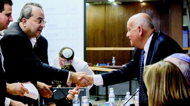 טיבי עם יו׳׳ר ועדת הבחירות המרכזית השופט ג׳ובראן. בקי בניהול מסחרה פרלמנטרית מתוחכמת  (צילום: יונתן סינדל, פלאש 90)