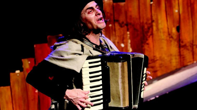 "כל חצר כאילו נלקחה משם" מתוך "מאחורי הגדר" (צילום: גילי כהן מגן, יח"צ)