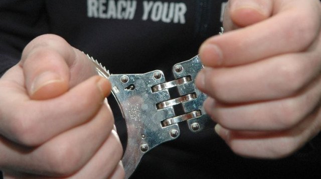 אדם באזיקים. אילוסטרציה (צילום: פלאש 90)