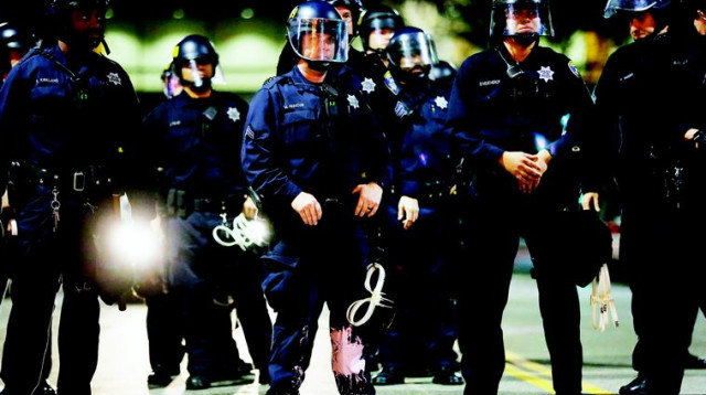 היד קלה על ההדק. שוטרים פרוסים בשטח במהלך הפגנה נגד אלימות משטרתית באוקלנד, קליפורניה (צילום: רויטרס)