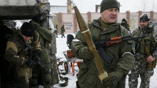 בדלן פרו רוסי מחזיק טיל נגד טנקים (צילום: רויטרס)