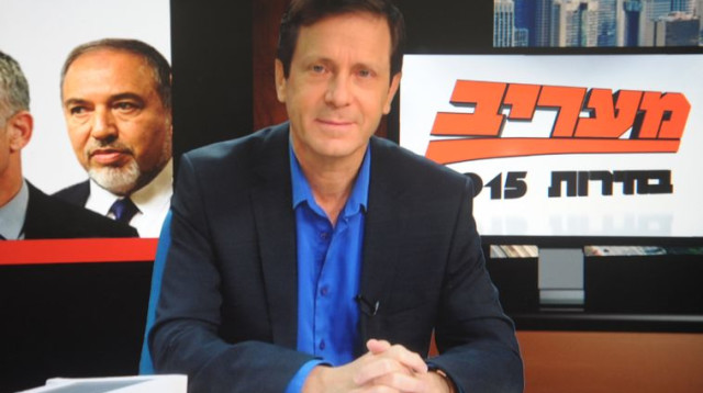 יצחק הרצוג באולפן מעריב (צילום: אבשלום ששוני)