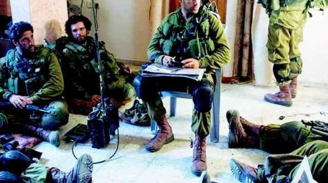 יונתן (שני משמאל) וחבריו למילואים בצוק איתן  (צילום: באדיבות המשפחה)