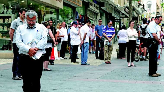 אנשים עומדים בצפירה  (צילום: יונתן סינדל, פלאש 90)