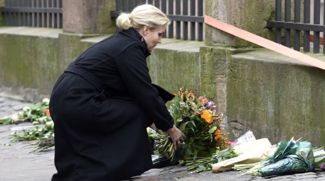 ראש ממשלת דנמרק, הלה ת'ורנינג-שמידט, מניחה זר ליד בית הכנסת (צילום: רויטרס)