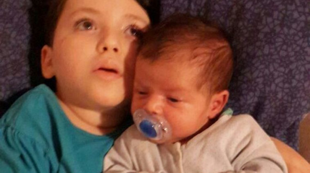 אדל ביטון ואחיה (צילום: באדיבות המשפחה)