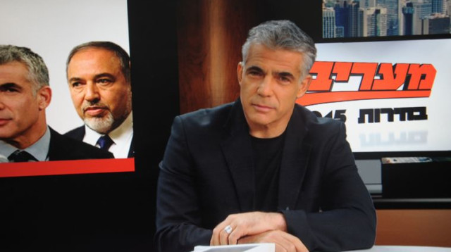 יאיר לפיד באולפן מעריב (צילום: אבשלום ששוני)