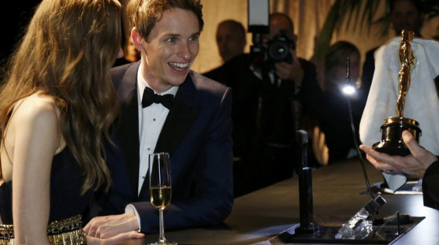 אדי רדמיין, רעייתו והפסלון הנחשק (צילום: רויטרס)