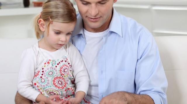 אבא ובת קוראים ספר (צילום: אינגאימג)