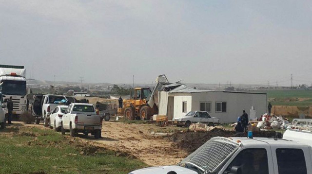 הריסת בתים של בדואים בנגב (צילום: שאקר א-סאנע)