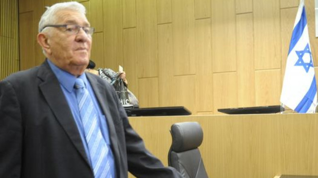 צבי בר בבית המשפט בפתיחת משפטו  (צילום: אבשלום ששוני)