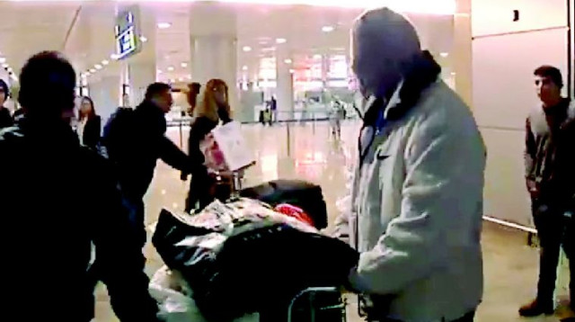 כוכבי "טיסת השוקולד" נוחתים בישראל (צילום: צילום מסך: מתוך ערוץ 2)