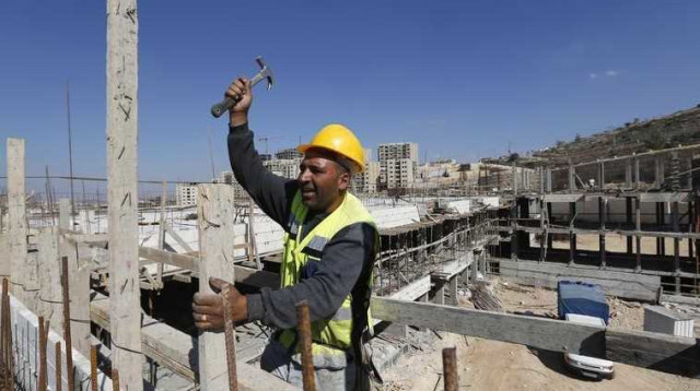 פועל בניין בעיר רוואבי (צילום: רויטרס)