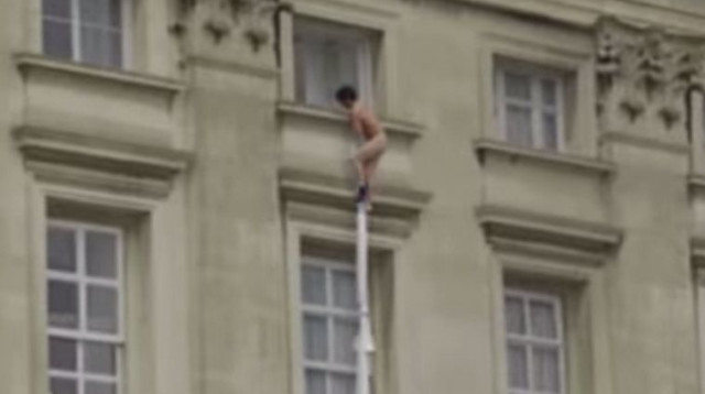 צעיר עירום בארמון בקינגהאם (צילום: יוטיוב)