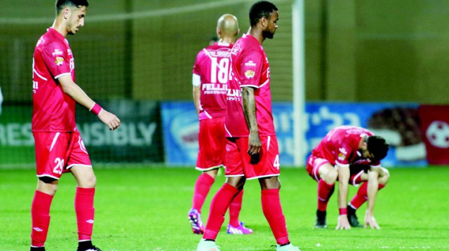 שחקני הפועל ת"א לאחר ההפסד בעכו (צילום: ערן לוף)