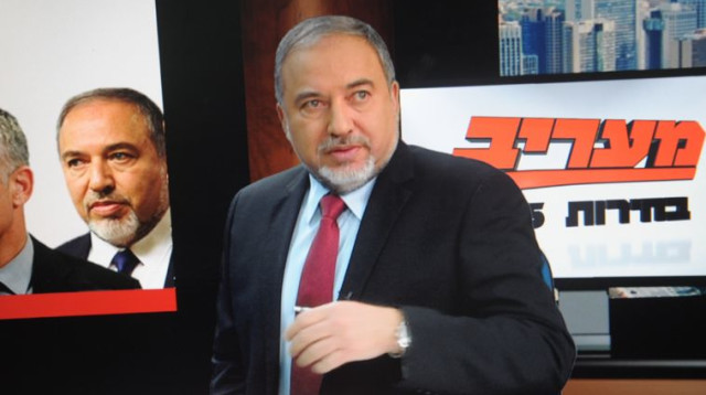 אביגדור ליברמן באולפן מעריב (צילום: אבשלום ששוני)