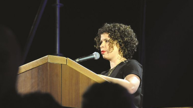 מיכל קסטן קידר, אלמנתו של דולב קידר ז"ל, נואמת בעצרת להחלפת השלטון (צילום: אבשלום ששוני)