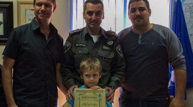 מורן בן ה-7 מקבל תעודת הערכה (צילום: דוברות המשטרה)